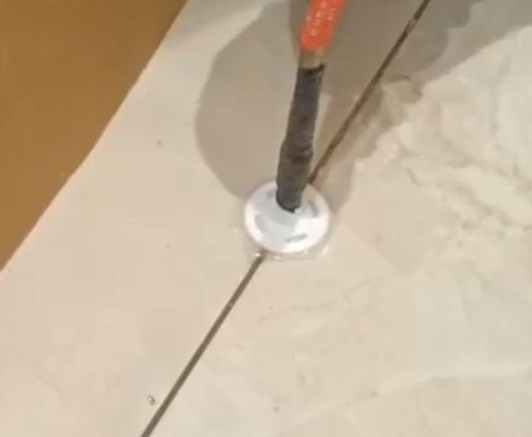 呼图壁瓷砖空鼓维修公司专业解答瓷砖在铺贴过程中，如果没有涂抹均匀到位的粘结材料（如水泥砂浆或瓷砖胶），可能会导致以下问题